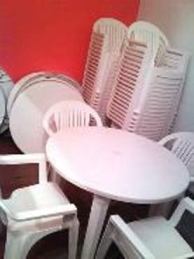 Aluguel de mesas com Cadeiras de plstico.