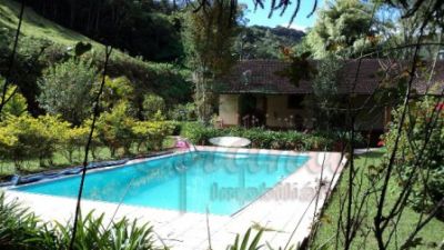 Lindo sítio a venda com 15.000m² área aberta lago nascente piscina bela casa 