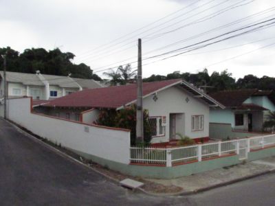 Vende-se linda casa em Joinville (totalmente reformada)