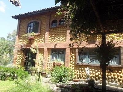 Linda Casa Colonial com 308m2 em Condominio Costa Verde